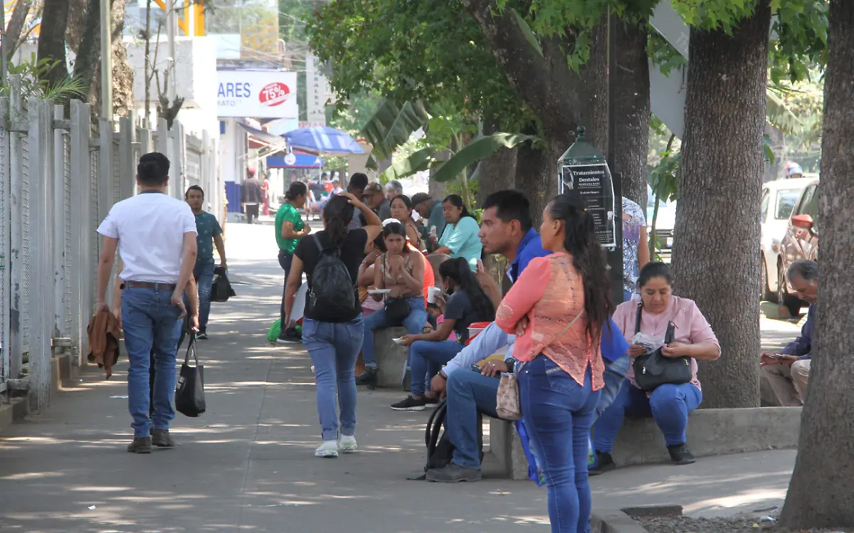 JE17042024592Personas Afuera del CAE